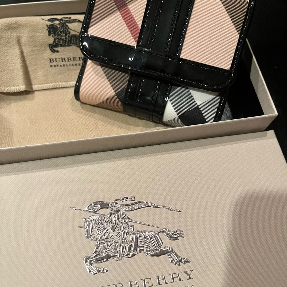 Burberry Nova Check Bifold Wallet, NWT. In original box and comes with dustbag - Picture 8 of 8